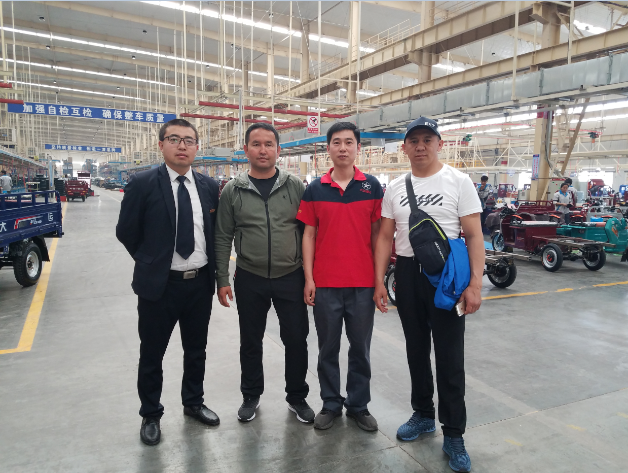 Kazakhstan visitors visit Yuncheng Universiade locomotive